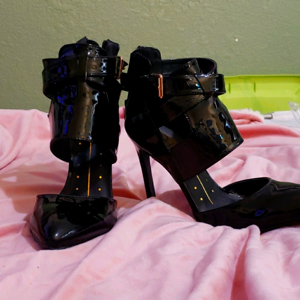 Patent leather black heels